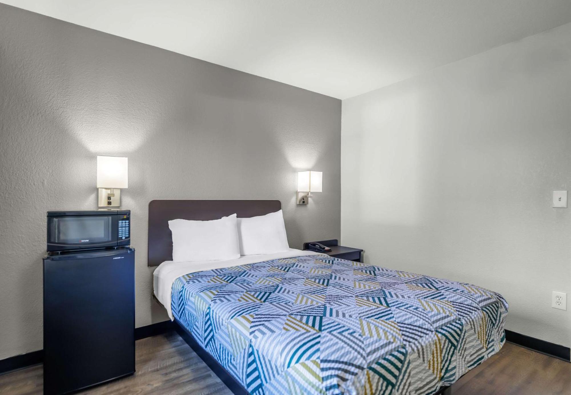6 Hotel